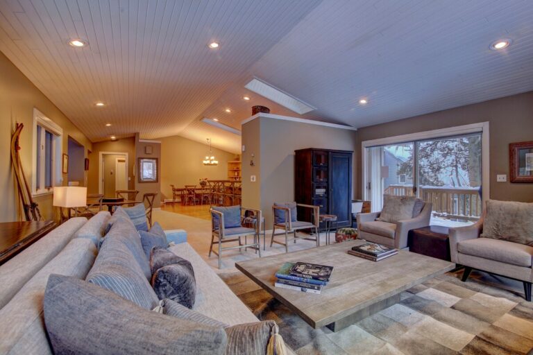 Main Floor Open Floor Plan great for Family Gathering