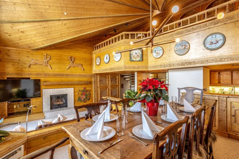 Dinning Table with the View
